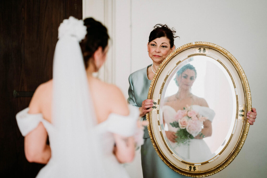 Madre che mostra la sposa allo specchio