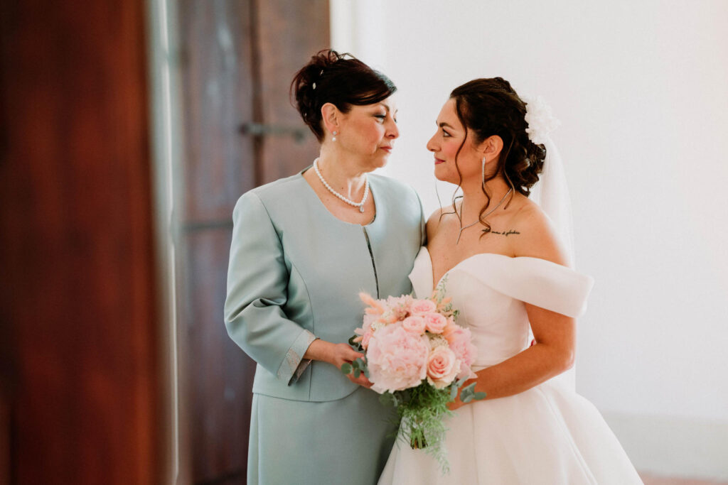 Madre e figlia si guardano teneramente prima del matrimonio.
